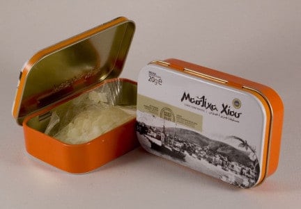Mastichové kryštály v kovovej krabičke